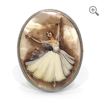 Broche ballerine en nacre – miniature russe peinte à la main, bijou artisanal de collection