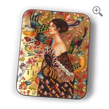 Boîte laquée “Dame à l’Éventail” de Klimt présentée verticalement, reproduction Klimt avec fleurs et oiseaux sur fond or