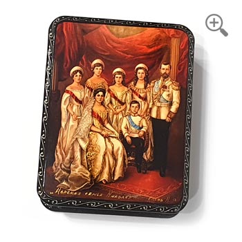 Boîte laquée russe, Portrait de la famille impériale des Romanov, avec Nicolas II au centre, entouré de l’impératrice et de leurs enfants