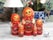Matriochka poupée russe gigogne orange présentée en décoration intérieure, bois peint à la main avec motifs floraux traditionnels