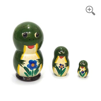 Three green frog nesting dolls in different sizes, with the largest measuring 8 cm (3.15 inches), decorated with colorful flowers