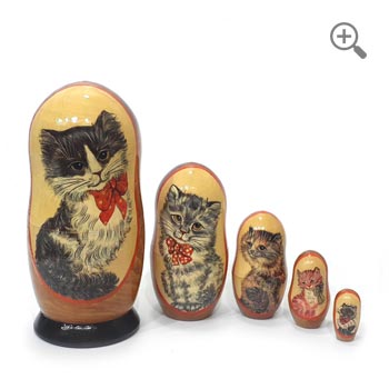 Matriochka russe traditionnelle de 19 cm représentant cinq chatons gris, noirs et roux à poil long, peints à la main avec une finition vernie brillante