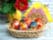 Panier décoratif avec œufs de Pâques en bois peints à la main style russe Zhostovo, motifs floraux colorés, présentation chaleureuse avec fleurs et décoration artisanale
