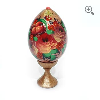 Œuf de Pâques décoratif peint à la main, style russe Zhostovo, fond rose nacré avec motifs floraux et ornements dorés, présenté sous différents angles avec socle et vues détaillées