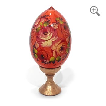 Œuf de Pâques en bois peint à la main style russe Zhostovo, décor floral rouge-orangé avec ornements dorés et cabochon, présenté sous différents angles avec socle