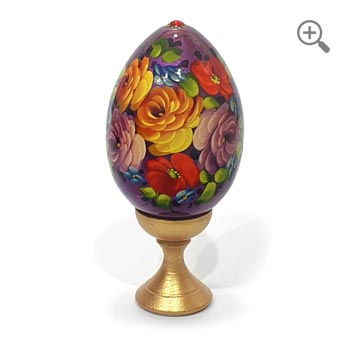 Œuf décoratif de Pâques en bois peint à la main, inspiré du style russe Zhostovo, décor floral violet avec détails dorés et cabochon central, présenté sous plusieurs angles avec socle