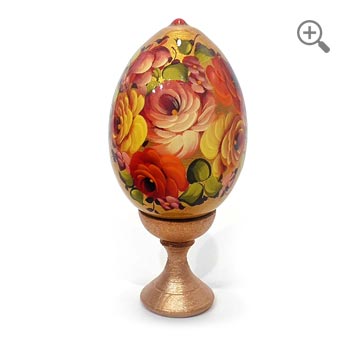 Œuf de Pâques en bois peint à la main, inspiré de l’art russe Zhostovo, décor floral sur fond doré avec ornements délicats et cabochon central, présenté sous différents angles avec son socle