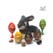 Composition de Pâques avec œufs en bois peints à la main en style russe Zhostovo aux couleurs vives, disposés autour d’un lapin en peluche gris avec éléments naturels sur fond blanc