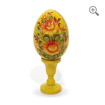 Œuf de Pâques en bois jaune peint à la main avec grandes fleurs en style russe, finition laquée brillante avec motifs décoratifs dorés, présenté sur socle et fond blanc